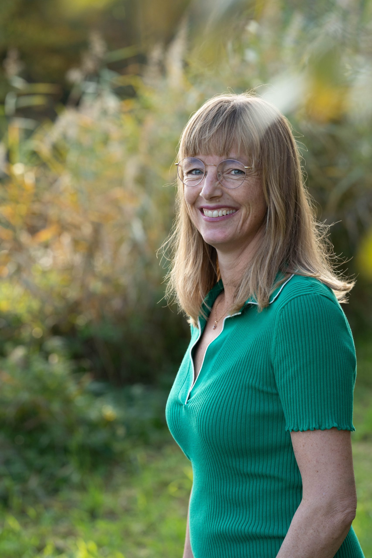 Marieke van Rijn, lachend in het groen